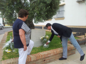 El alcalde de Gibraleón en el monumento a las victimas del terrorismo.