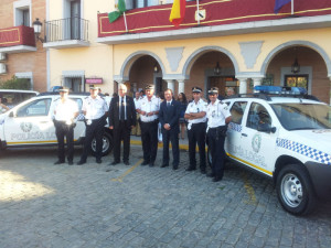 El alcalde hace entrega de dos nuevos coches a la Policía Local.