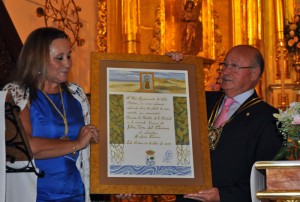 El Ayuntamiento entregó a la Hermandad un cuadro conmemorativo del momento.