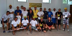 Juan García con los participantes del primer Concurso de Pesca en Kayak de Isla Cristina