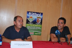 El Concejal de Deportes isleño, Juan García, junto al Pte. del Isla Cristina FC durante la presentación del amistoso internacional