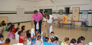 El concejal de Salud y la concejala de Educacion entregan muestras a los pequeños.