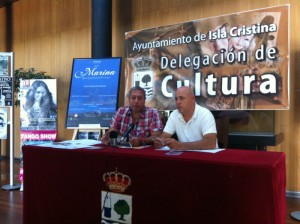 El concejal de Cultura y el técnico presentan la programación.