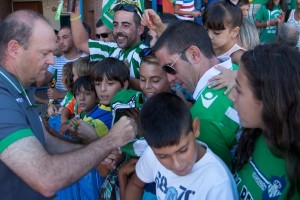 El entrenador del Betis, Pepe Mel, firmando autógrafos