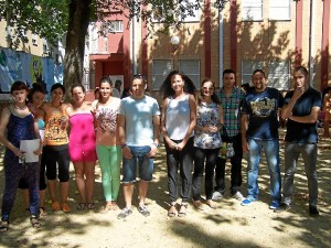 La delegada territorial de Salud y Bienestar Social en Huelva, Lourdes Martín, visita la escuela de verano del Colegio Andalucía.