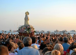 Procesión de la Virgen del Carmen en 2012 por la playa de Punta Umbría.