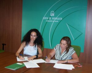 Lourdes Martín y María Luisa Faneca en la firma del convenio.