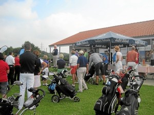 Asistentes al torneo de golf en Colonia.