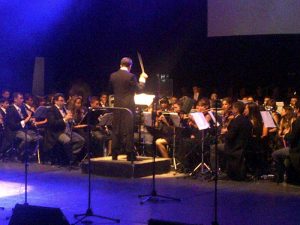 Iván Macías, dirigiendo la Banda Sinfónica del Liceo.