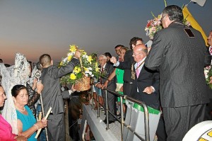 El intercambio de flores es uno de los actos habituales de este encuentro. 