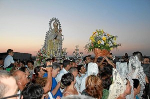 Ofrenda floral a la Virgen. 