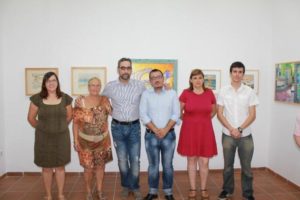 El alcalde de Ayamonte con la Junta Directiva del grupo parroquial en la muestra.