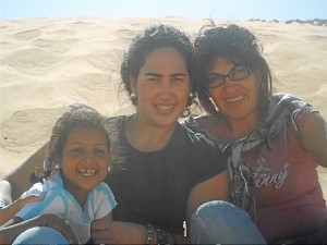 Noelia y su madre, en su visita a los campamentos del Sahara.