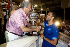 Juanfran, capitan del Levante, recogiendo el trofeo, por medio de Juan Concepción (hijo de Antonio Concepción Reboura)