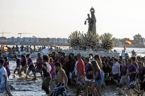 La Virgen por el río Guadiana. / Foto: Javier Losa