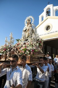 La Virgen del Carmen saliendo de la parroquia. 