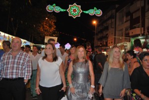 Las autoridades locales de Isla Cristina en su recorrido por el Real de la Feria