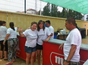 Las concejalas Isabel López y María del Carmen Beltrán en la 'Sardinada'.