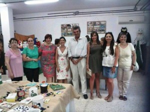 Los concejales isleños con la Junta Directiva de Asidem durante la inauguración de la exposición.