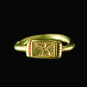 Anillo con sello de Grifo, otra de las obras singulares del Museo. / Foto: Museo de Huelva. 