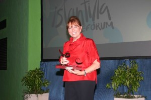 Entrega del galardón a Mercedes Sampietro en el Islantilla Cineforum.