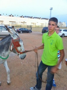 Miguel Ángel Garrido con su burra Coca, ganadores de la Carrera de Burros 2013