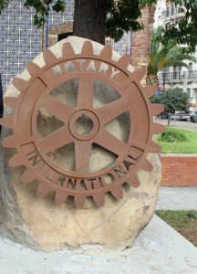 Monumento Rotario situado en la Plaza 12 de octubre de Huelva.