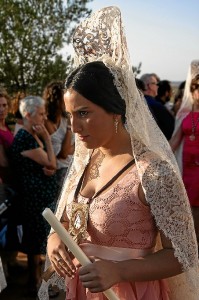 Mujer de Mantilla durante la procesión. / Foto: Javier Losa. 