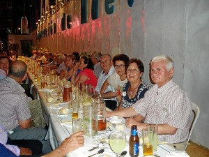 Un grupo de mayores de San Silvestre disfruta en la caseta de Diputación.