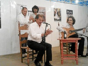 El Sordera y Arcángel, sobre el escenario de la Caseta de la Peña Flamenca.