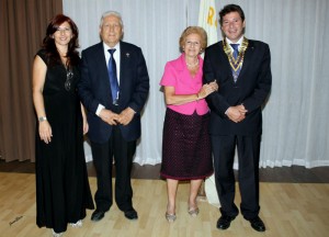 Eugenio, junto a José María Segovia, Rotario de Honor, y las esposas de ambos. 