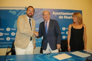 Firma de renovación del convenio entre Febe y el Ayuntamiento de Huelva para prevenir el consumo de alcohol entre jóvenes.