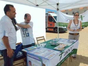 Stand de la Asociación Española Contra el Cáncer en la playa de Punta Umbría.