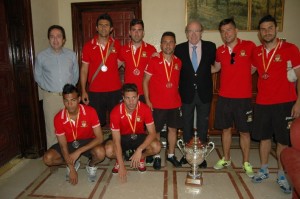 El equipo de fútbol playa Salón del Deporte en el Ayuntamiento de Huelva