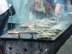 En total se han repartido 800 kg de sardinas de forma gratuita.