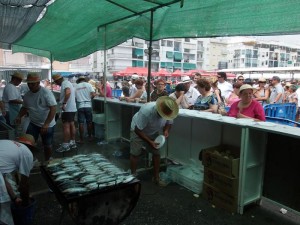 Miles de personas se han acercado hasta el Muelle de Punta Umbría para degustar la tradicional sardinada.