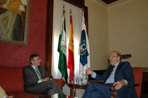 El nuevo rector con el alcalde de Huelva.