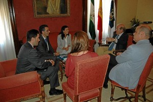 Reunión del alcalde de Huelva con los representantes de Telefónica.