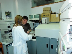 Miembros del  Grupo de Análisis Medioambiental y Bioanálisis de la UHU trabajando en la investigación.