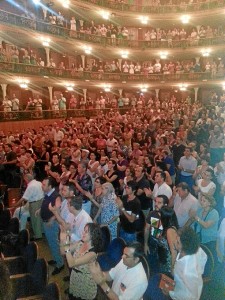 El público, en pie ante la actuación de Arcángel. 