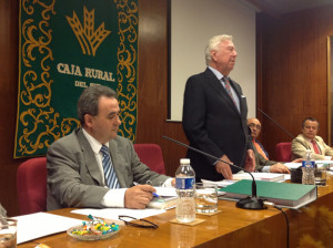 El presidente de la Caja Rural del Sur, José Luis García Palacios, y el director general de la entidad, Rafael López Tarruella, en la Asamblea celebrada en su sede.