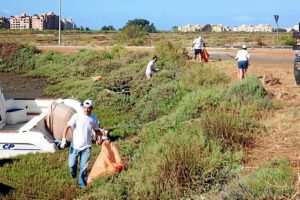 Los voluntarios, realizando las labores de limpieza.