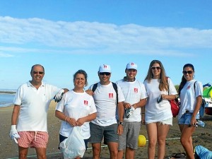 Un grupo de voluntarios participantes en la actividad. 