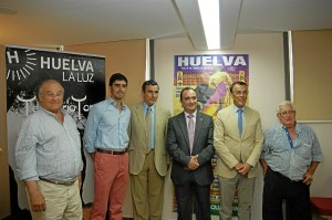 Ignacio Caraballo, el torero Miguel Ángel Perera, el presidente de la Diputación de Badajoz, el empresario de la Plaza de la Merced Carlos Pereda y los ganaderos de la ganadería de Jandilla y de Luis Terrón.