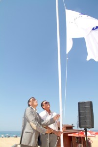 Caraballo y Cuellar en la izada de la bandera en El Parador.