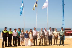 Izada de la bandera azul en la plata del Parador de Mazagón.