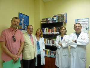 Inauguración biblioteca. (De izquierda a derecha: Antonio Gómez, Emilio Ponce, María Luisa Osuna, coordinadora del voluntariado de la AECC en el Hospital Juan Ramón Jiménez; Eloisa Bayo, directora de la Unidad de Paciente Oncológico del Hospital Juan Ramón Jiménez; y José Antonio Otero, director médico del Hospital Juan Ramón Jiménez.