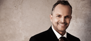 Miguel Bosé llega este jueves a Huelva.