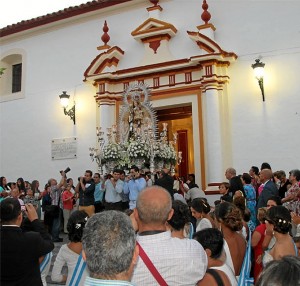 La Virgen del Carmen en San Juan del Puerto  lucía en su recorrido la Medalla de Oro de la Villa.