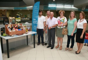 La campaña ofrece la posibilidad a los clientes del mercado de lograr una cesta con productos de Huelva.